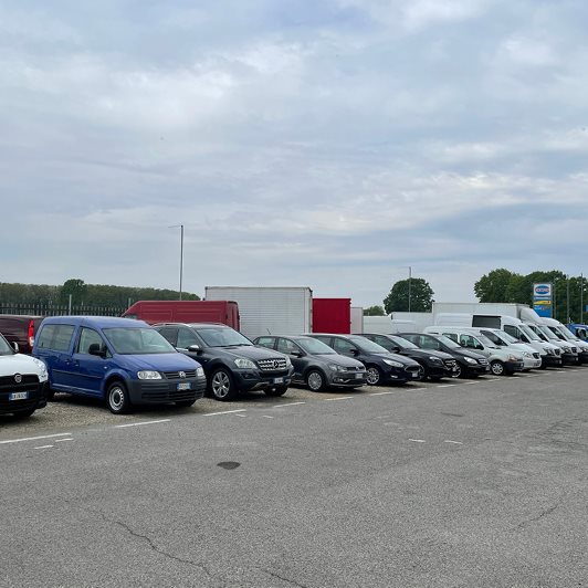 Concessionaria con anni di esperienza nel settore automobilistico, dedicata a offrire ai nostri clienti veicoli di qualità e un servizio impeccabile.